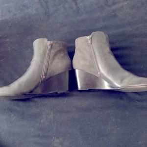 Issac Mizrahi Dark Gray Leather Wedge Boots